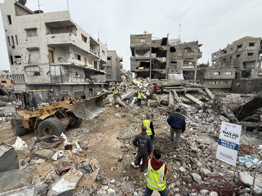 Volunteers working at the Masjid Hayat Gaza 2 site